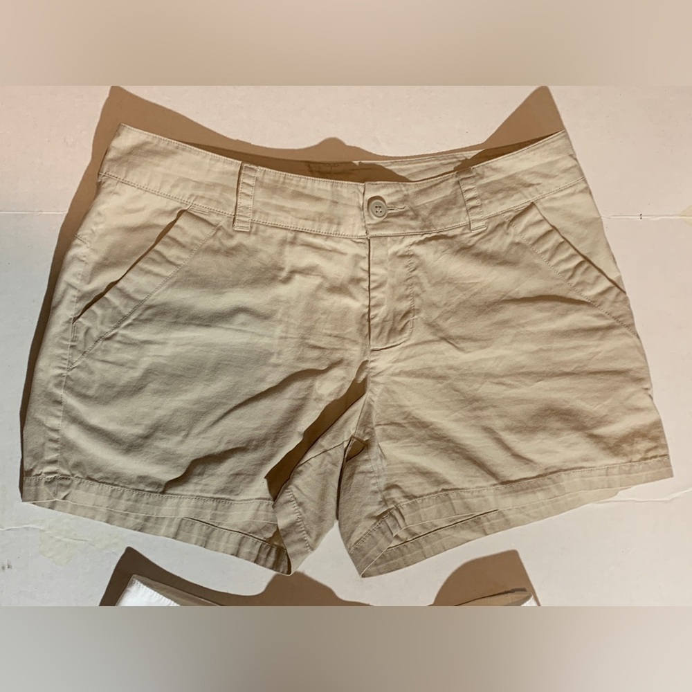 2 Pair Columbia Sportswear Women 8 Chino Soft Cotton Casual Shorts Khaki & White - Picture 3 of 6